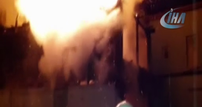 Okul ve caminin yanındaki metruk binalar alev alev yandı