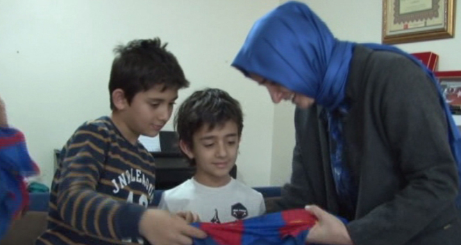 Bakan Kaya’dan Emir ve Doğukan’a anlamlı hediye