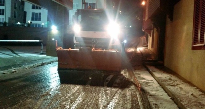 Kartal Belediyesi karla mücadele ekipleri çalışmalarını aralıksız sürdürüyor