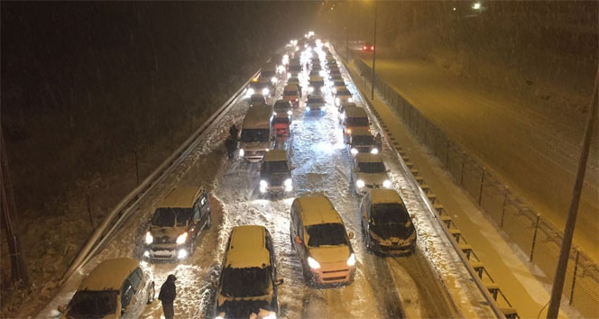 Bursa-Mudanya yolu kapandı, yüzlerce araç mahsur kaldı