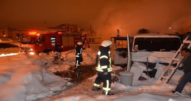 Karaman’da köfteci minibüsü yandı