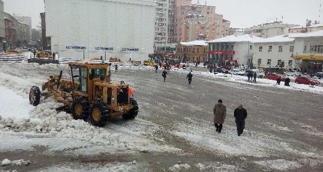 Yozgat’ta karla mücadele devam ediyor