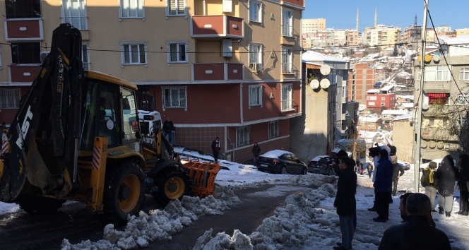 Yolda kalan araçların imdadına 'Alo Yolda Kaldım' ekipleri koştu