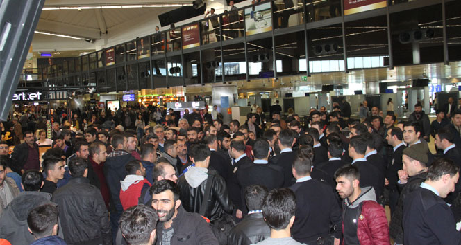 Atatürk Havalimanı&#039;nda yolcular çalışanlara saldırdı