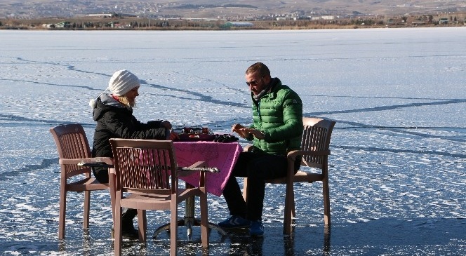 (Özel Haber) Donan Mogan Gölü Üzerinde Eşi İle Birlikte Kahvaltı Yaptı