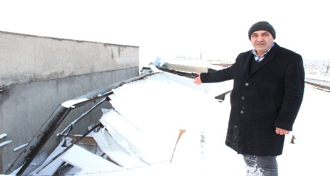 Karaman’da Yeni Sanayi Sitesinde bulunan bazı iş yerlerinin demir profilden yapılan çatıları karın ağırlığına dayanamayarak çöktü