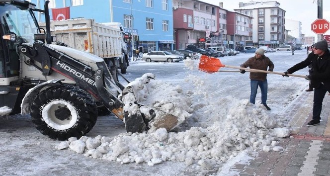 Eskil’de belediyenin karla mücadelesi sürüyor