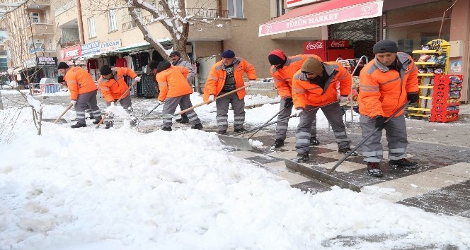 Aksaray Belediyesi, karla mücadelede gece gündüz çalışıyor