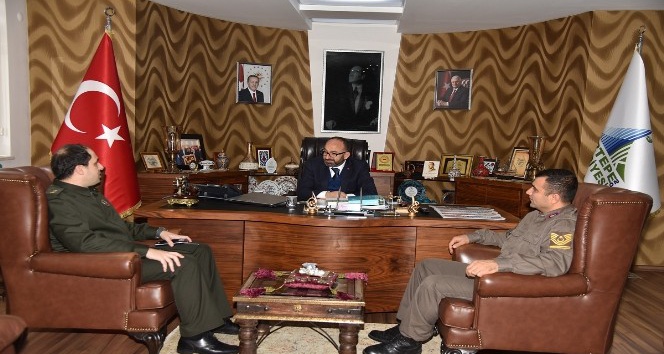 Başkan Üzülmez, Kartepe’ye atanan Jandarma Komutanı Sarıçiçek’i makamında ağırladı