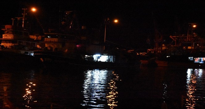 Limana sığınan balıkçı teknesinin mürettebatı hastaneye kaldırıldı