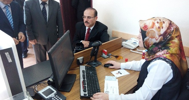 Yeni kimliklere Vali, Belediye Başkanı ve Rektör birlikte başvurdu