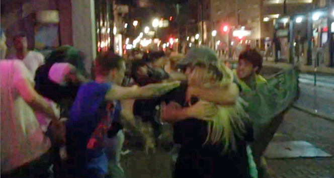 Bar önünde kadınlı erkekli kavga