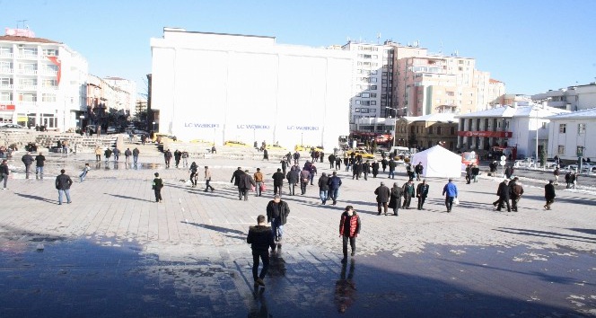 Yozgat’ta kış güneşi, vatandaşı sokağa döktü