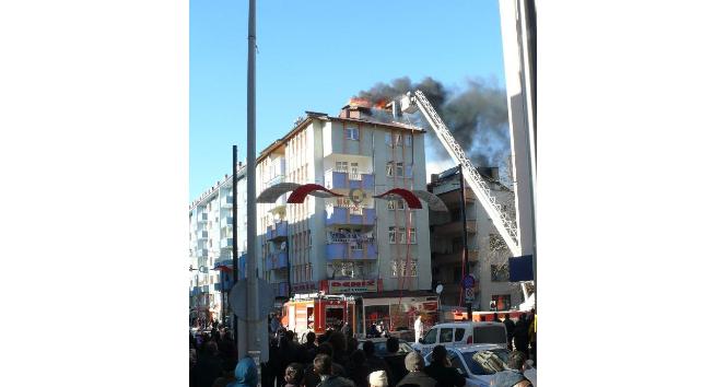 Kastamonu’da apartman çatısı alev alev yandı