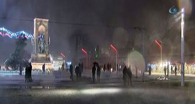 Kar yağışı Taksim Meydanı’nı beyaza bürüdü