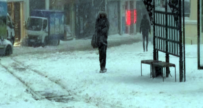 İstanbul&#039;da kar yağışı etkisini devam ettiriyor
