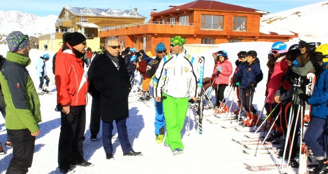 Vali Toprak minik kayakçıları ziyaret etti