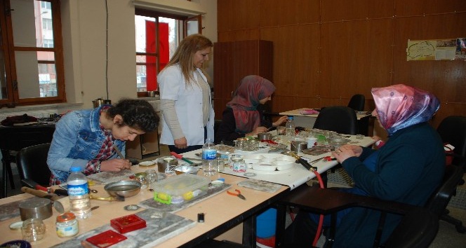 Diyarbakırlı kadınlar gençlik ve kültür evinde sanat öğreniyor