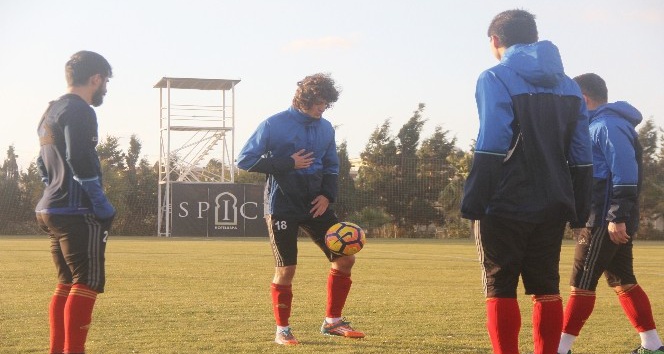 Karabükspor’un Rumen golcüsü Alexe takımla çalışmalara başladı