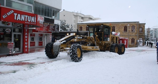 Kaldırımdaki buzlar greyderle temizleniyor