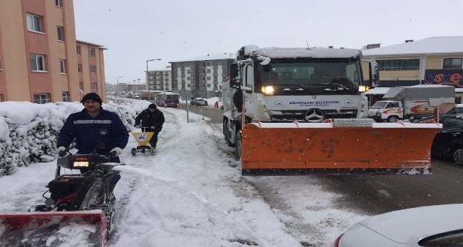 Adapazarı Belediyesi kar çalışmalarına devam ediyor