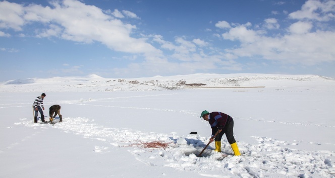 Buz kaplı gölde ‘Eskimo’ usulü balık avı