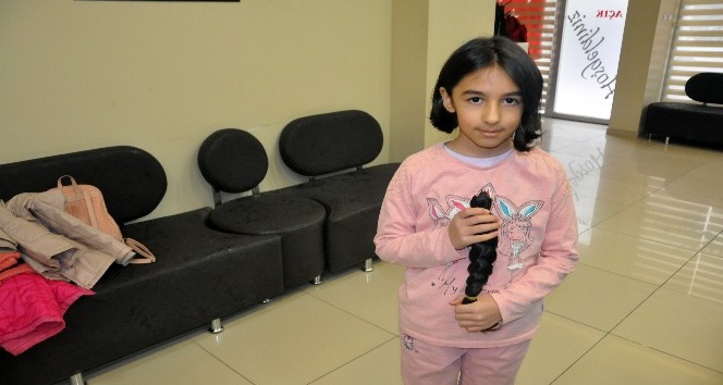 (Özel haber) 9 yaşındaki kız saçlarını kanser hastalarına bağışladı