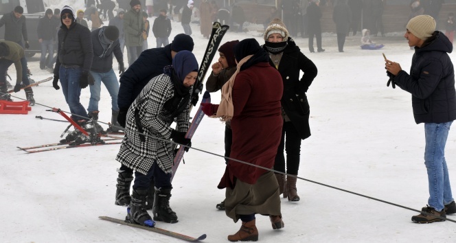 Güneydoğu&#039;nun tek kayak merkezi Karacadağ’da kayak sezonu açıldı