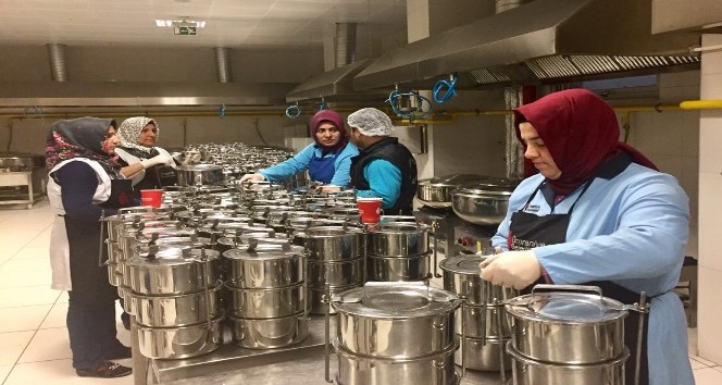 Ümraniye’de bin yüz kişiye sıcak yemek