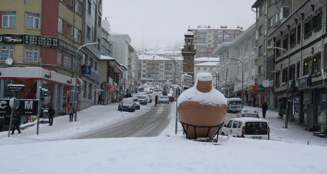 Yozgat ve Sivas’ta kara kış hayatı olumsuz etkiliyor