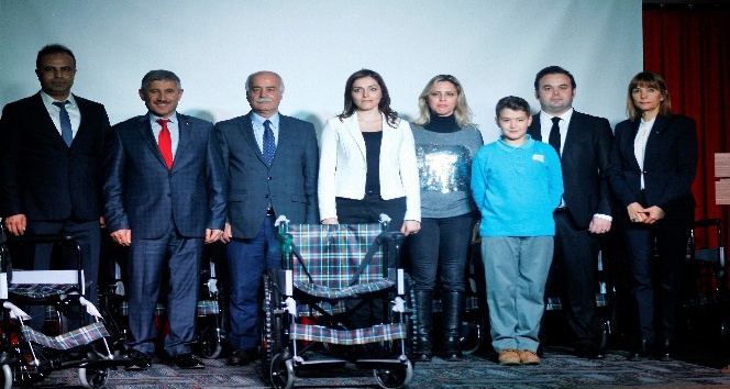 Öğrenciler 11 engelli vatandaşa tekerlekli sandalye aldı