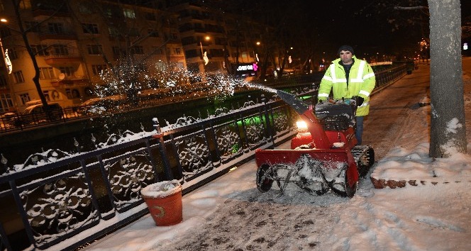 Kastamonu Belediyesi, karla mücadelesine devam ediyor