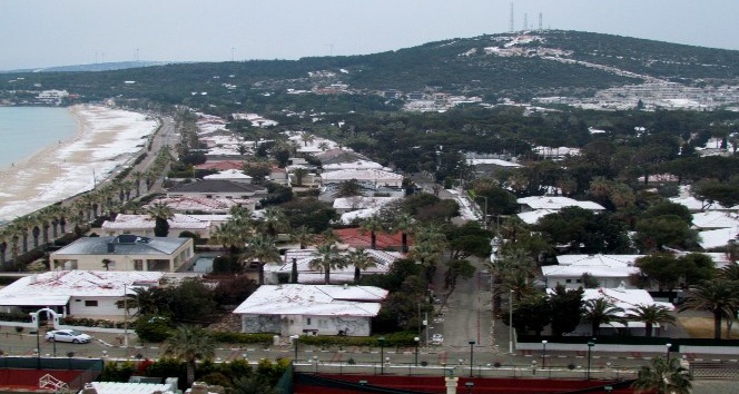 Çeşme’nin ünlü plajı beyaza büründü