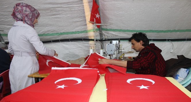 Suriyeliler 50 bin adet Türk Bayrağı dikiyor