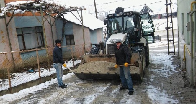 Vezirhan Beldesi’nde karla mücadele çalışmaları