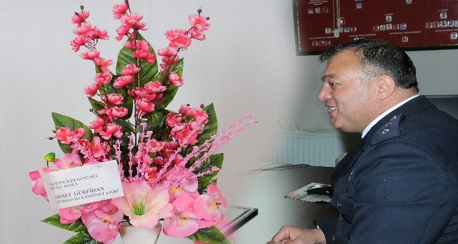 Çelikhan İlçe Emniyet Amiri Gazetecilere çiçek gönderdi