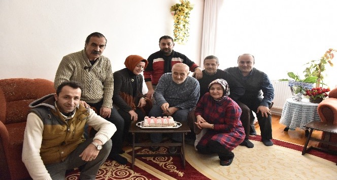 Tosya’da duayen gazeteci Mustafa Ünsal’ı, meslektaşları ziyaret etti