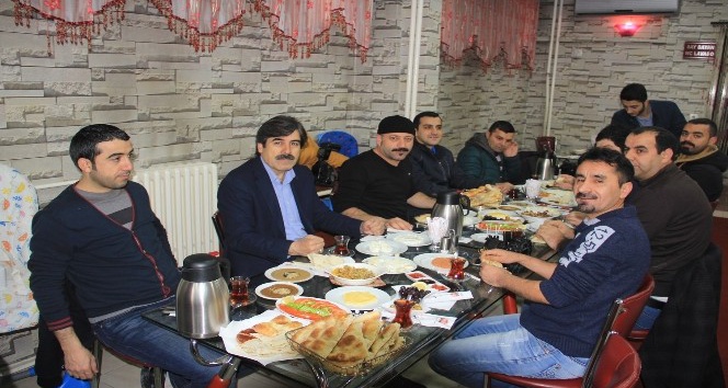 AK Parti’den gazetecilere kahvaltı