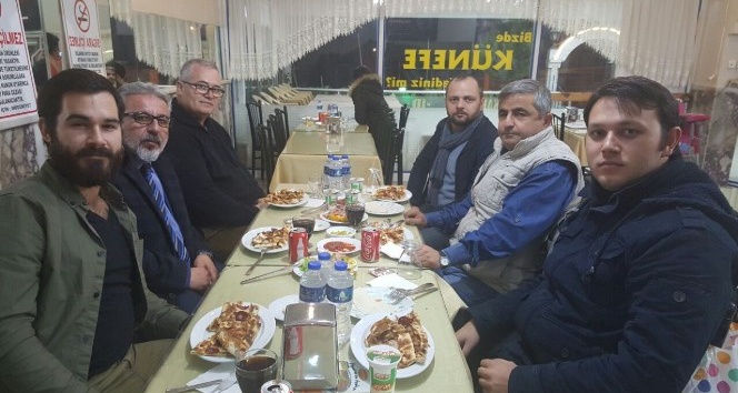 Osmaneli’de görev yapan eski ile yeni gazeteciler yemekte buluştu