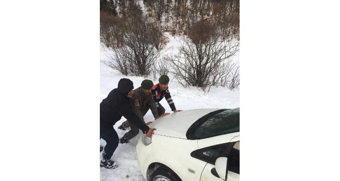 Jandarma ekipleri karda mahsur kalanları kurtardı