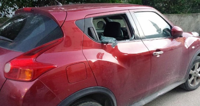 Otomobilin camını kırarak fotoğraf makinelerini çaldılar