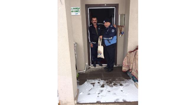 Kardan dolayı evden çıkamayanlara ekmek dağıttılar