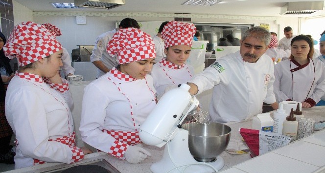Usta aşçılar öğrencilere ders verdi