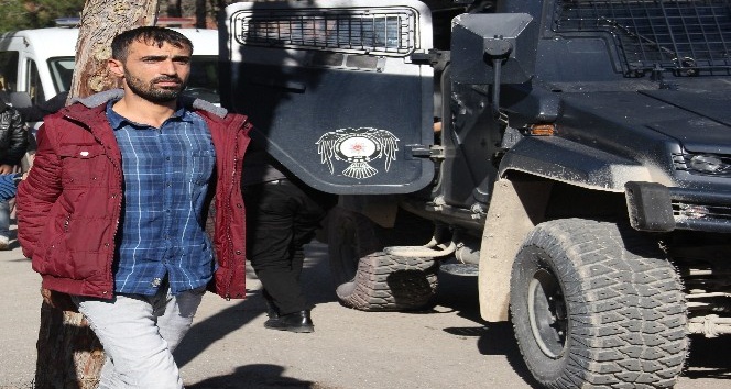 Polise taş atan PKK yandaşına 3 yıl 1 ay 15 gün hapis cezası