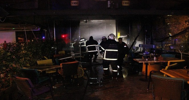 Adana’da bir cafe-bar yandı: 1 kişi dumandan etkilendi