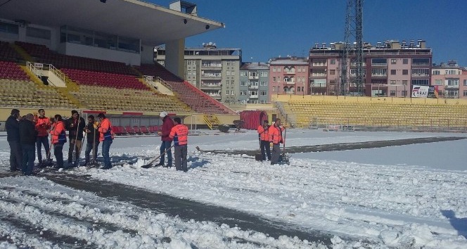 İnönü Stadı’nda kar temizliği
