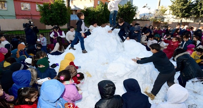 Büyükşehir Belediyesi okul bahçesine kar getirdi