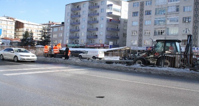 Trafik kazası sonrasında hasar gören çitlerin onarımı yapılıyor