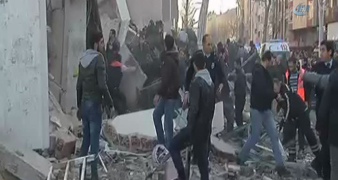 Zeytinburnu&#039;nda bina çöktü: 2 ölü