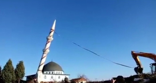Tehlike arz eden minare kepçe yardımıyla yıkıldı